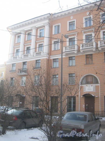 Пр. Стачек, дом 140. Левая часть дома. Фото январь 2012 г.