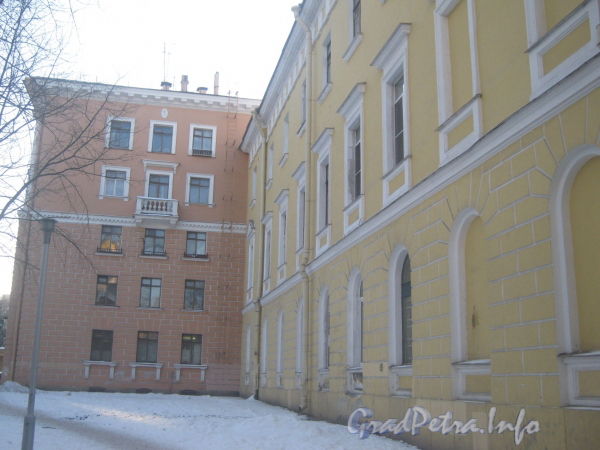 Пр. Стачек, дом 144 (желтый)  и 146 (красный). Фото от въезда во двор 140-144 дома со стороны 136 дома. Фото январь 2012 г.