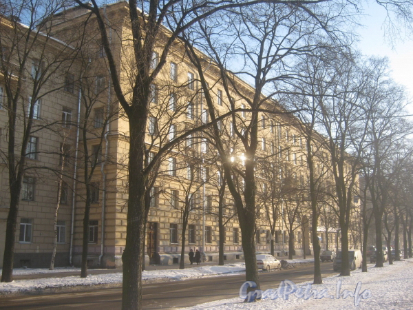 Пр. Стачек, дом 67. Вид с трамвайной остановки на корп. 5. Фото с Кронштадтской ул. Яварь 2012 г.