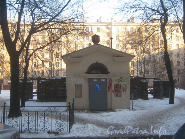 Пр. Стачек, дом 67. Трансформаторная будка. Фото январь 2012 г.