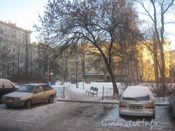 Пр. Стачек, дом 67. Двор между корпусами 7 и 8. Фото январь 2012 г.