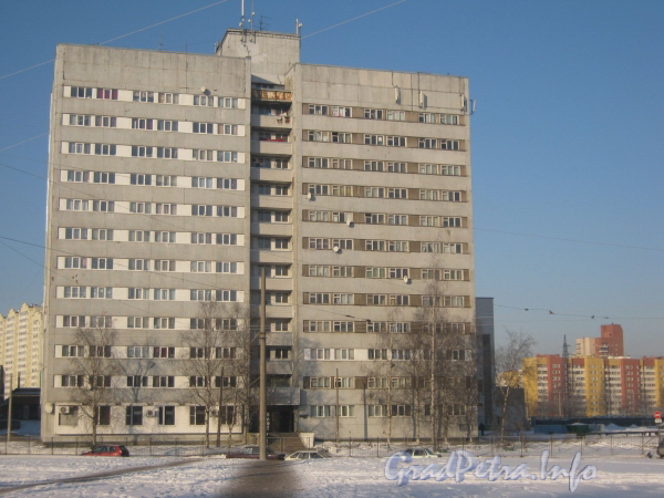 Пр. Стачек, дом 111, корп. 1. Общий вид общежития. Фото январь 2012 г.