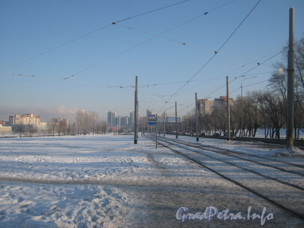Трамвайная остановка  «пр. Стачек, 111» и трамвайные пути в сторону Ленинского пр. Фото январь 2012 г.