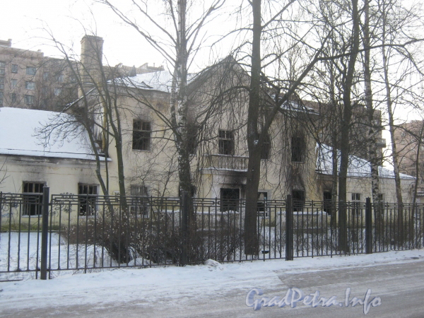 Пр. Ветеранов, дом 141, корп. 2. Фасад сгоревшего дома со стороны Добрушской ул. Фото февраль 2012 г.