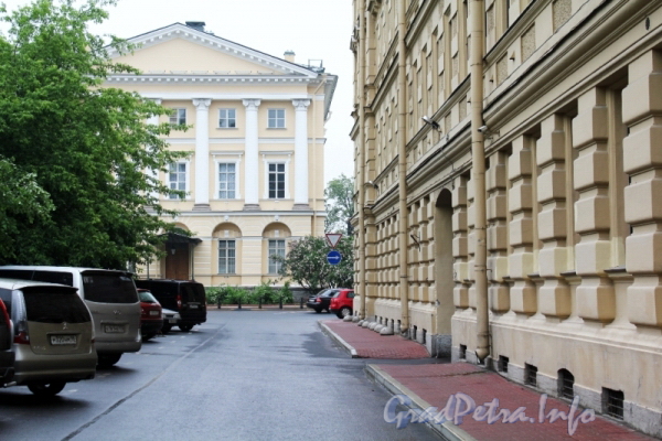 Смольный пр., дом 6. Фрагмент фасада здания. Фото 2011 г.