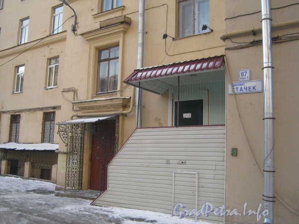 Пр. Стачек, дом 67, корп. 5. Фрагмент фасада жилого дома со двора. Фото февраль 2012 г.