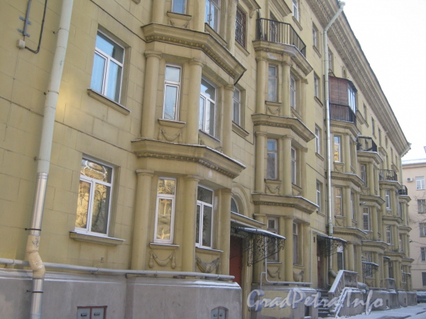 Пр. Стачек, дом 67, корп. 7. Общий вид дома со стороны двора с фонтаном. Фото февраль 2012 г.