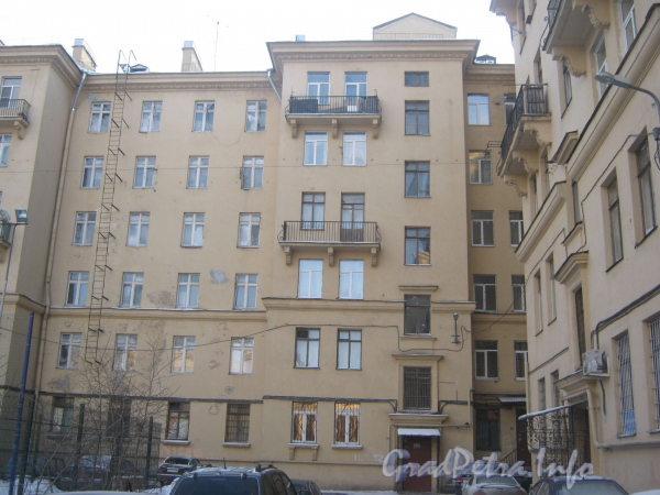 Пр. Стачек, дом 67, корп. 4. Угловая часть здания со стороны двора. Фото февраль 2012 г.