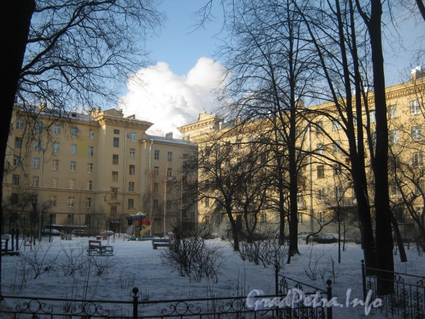 Пр. Стачек, дом 67, корп. 4 и 8. Двор между корпусами жилого здания. Фото февраль 2012 г.