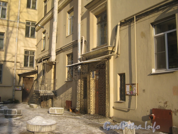 Пр. Стачек, дом 67, корп. 1. Угол жилого дома с тремя парадными. Фото февраль 2012 г.