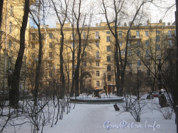 Пр. Стачек, дом 67, корп. 1. Вид на фонтан и корпус 1. Фото февраль 2012 г.