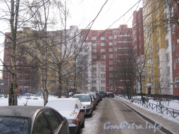 Угол дома со стороны двора и прохода к дому 60 по ул. Маршала Захарова. Фото февраль 2012 г.