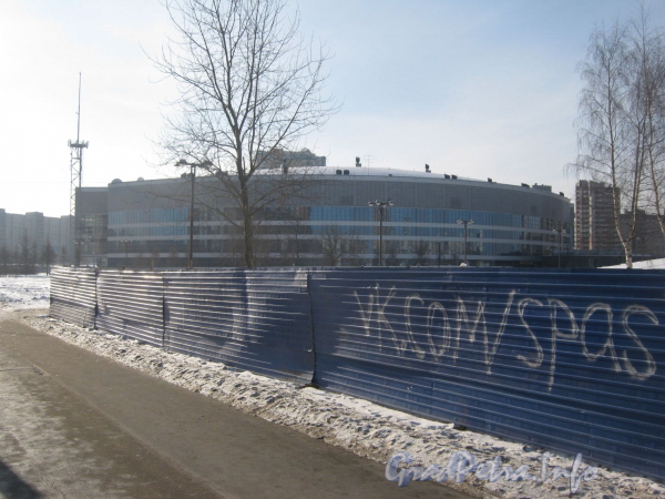 Вид на Ледовый дворец со стороны автостоянки на Российском пр, 3А. Фото февраль 2012 г.