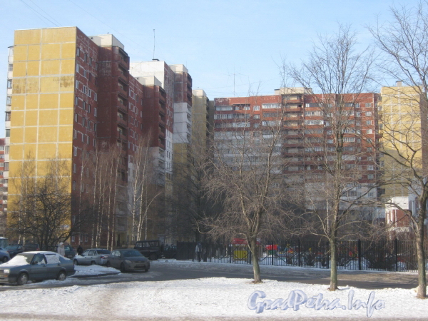 Ленинский пр., дом 95, корп. 2. Общий вид со стороны левого крыла дома 95 корпус 1. Фото февраль 2012 г.