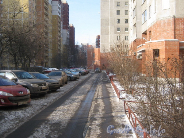 Ленинский пр., дом 95. Проезд между корпусом 1 (справа) и корпусом 2 (слева). Фото февраль 2012 г.