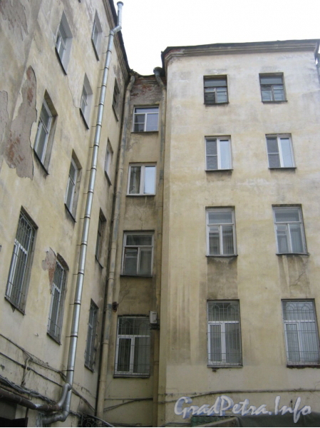 Старо-Петергофский пр., дом 9, лит. Б. Угол дома. Фото февраль 2012 г. со стороны двора.