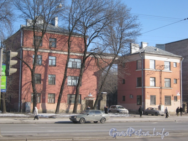 Пр. Стачек, дом 12 (справа) и дом 10 (слева). Фото март 2012 г.