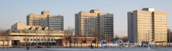 Пр. Стачек, дом 111, корпус 3 (справа), корпус 2 (в центре) и корпус 1 (слева). Перед домом 111, корпус 1 на переднем плане - долгострой по адресу пр. Маршала Жукова, дом 44. Фото март 2012 г.