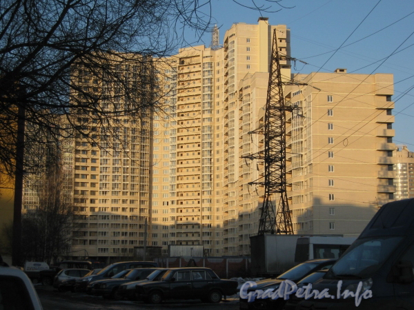 Ленинский пр., дом 99. Строительство нового жилого дома. Вид со двора. Фото март 2012 г.