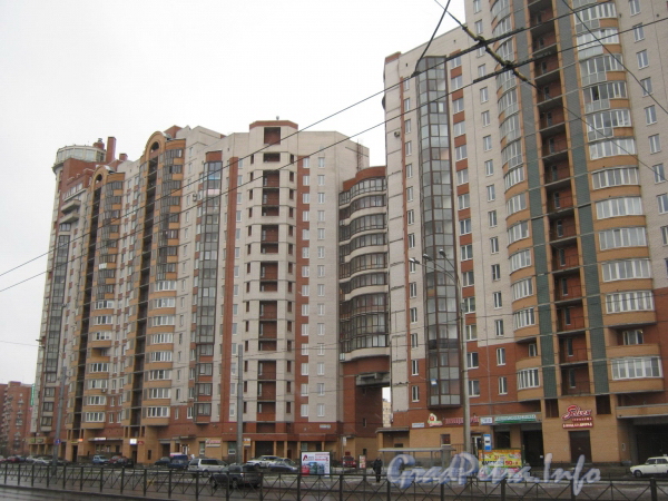 Ленинский пр., дом 111, корп. 1 (слева) и часть дома 114 (справа). Фото март 2012 г.