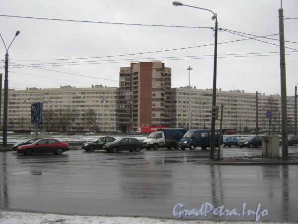 Пр. Стачек, дом 107, корп. 1. (справа) и часть дома 110 корпус 1 по Ленинскому пр. (слева). Фото март 2012 г.