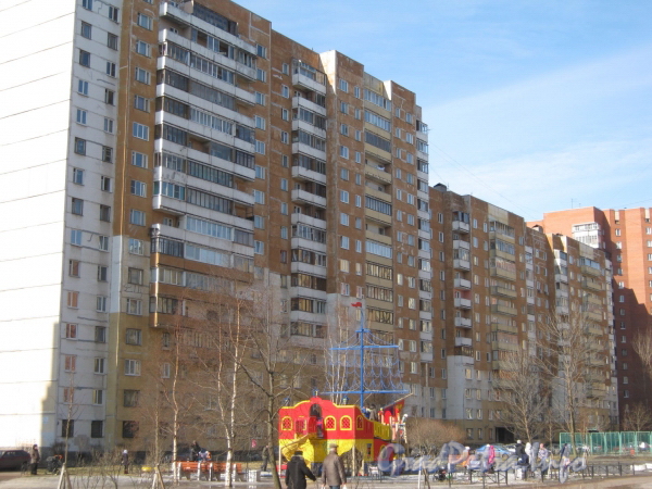 Ленинский пр.,75 корпус 2. Средняя часть здания. Фото март 2012 г. со стороны дома 79 корпус 1.