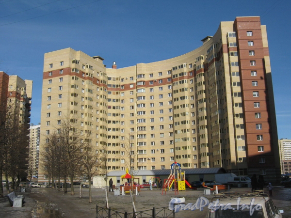 Ленинский пр., дом 77 корпус 2. Общий вид дома со стороны двора дома 79 корпус 1. Фото март 2012 г.