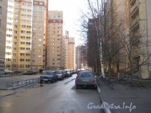 Ленинский пр., дом 75 корпус 2. Проезд вдоль дома от пр. Кузнецова в сторону дома 79 корпус 1. Фото март 2012 г.