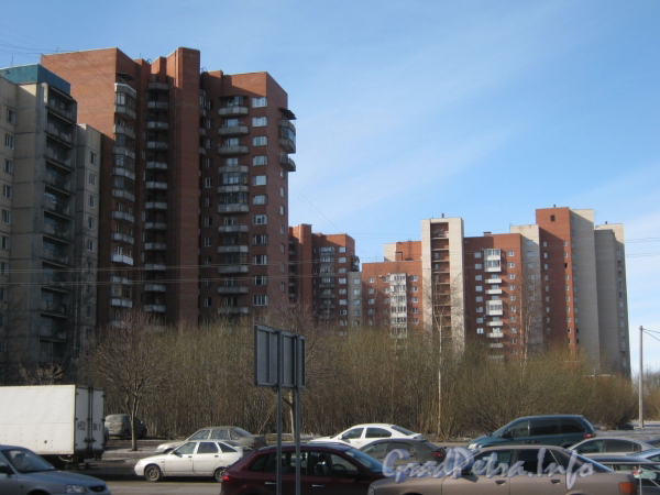 Пр. Кузнецова, дом 17. Часть фасада со стороны Ленинского пр. Фото март 2012 г.