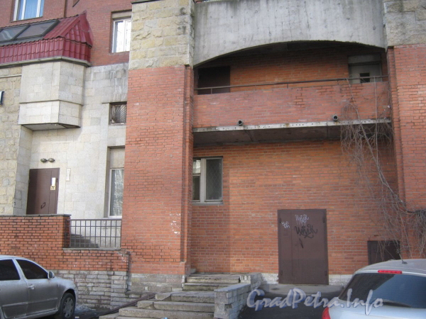 Ленинский пр., дом 81 корпус 1. Парадная со стороны Ленинского пр. Фото март 2012 г.