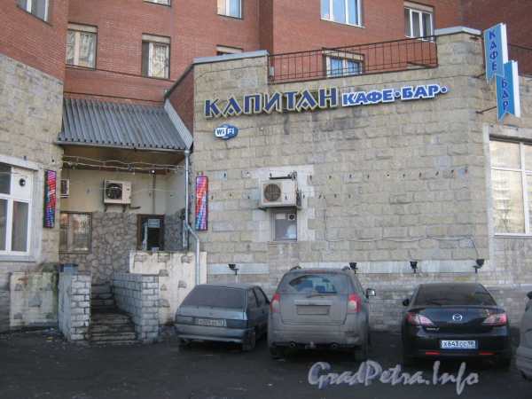 Ленинский пр., дом 81, корпус 1. Вход в бар «Капитан». Фото март 2012 г.