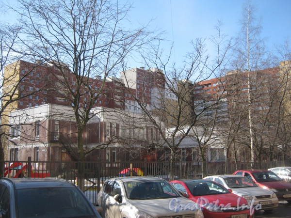Ленинский пр., дом 97, корпус 2. Общий вид со стороны дома 43, корпус 2 по пр. Маршала Жукова. Фото март 2012 г.