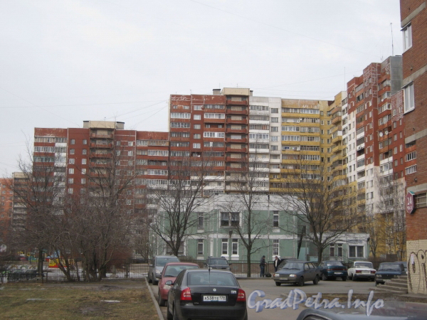Ленинский пр., дом 95, корпус 3 (на переднем плане) и корпус 2 (на заднем плане). Фото март 2012 г.