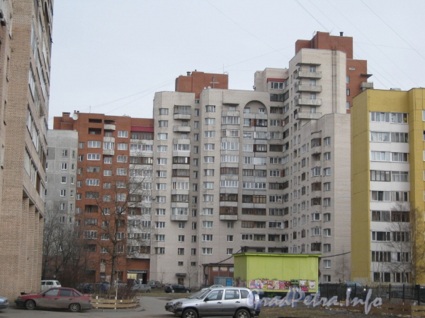 Ленинский пр., дом 95, корпус 1. Общий вид со стороны дома 97 корпус 3. Фото март 2012 г.