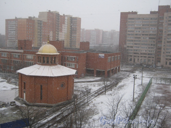 Пр. Маршала Жукова, дома 43а (слева) и 43 корпус 2 (справа). Вид из окна дома 43 корпус 1 по пр. Маршала Жукова в метель 24 марта 2012 г.
