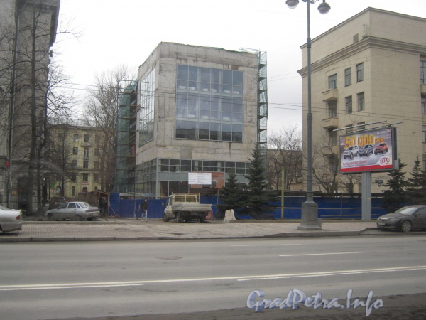 Московский пр., дом 151, корп. 3. Строительство здания. Фото март 2012 г.