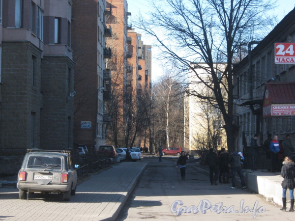 Проезд от пр. Ветеранов в сторону домов 67 (справа) и 71 (слева). Фото март 2012 г.