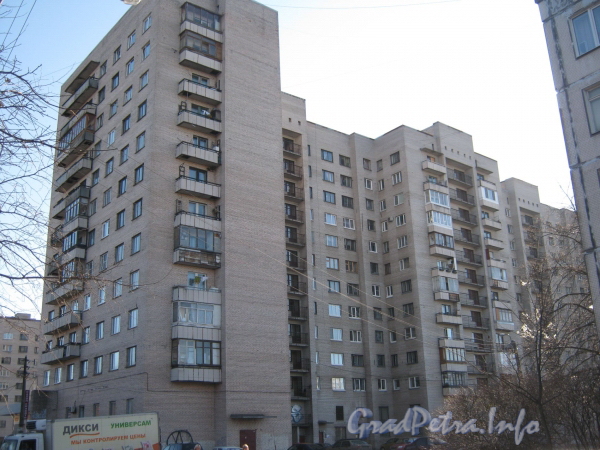 Пр. Ветеранов, дом 87. Вид с ул. Козлова. Фото март 2012 г.