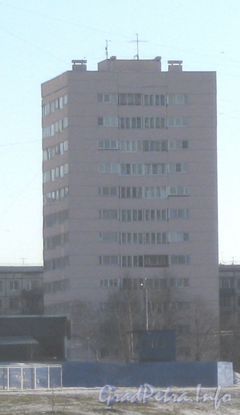 Пр. Ветеранов, дом 98. Общий вид с моста Бурцева. Фото март 2012 г.