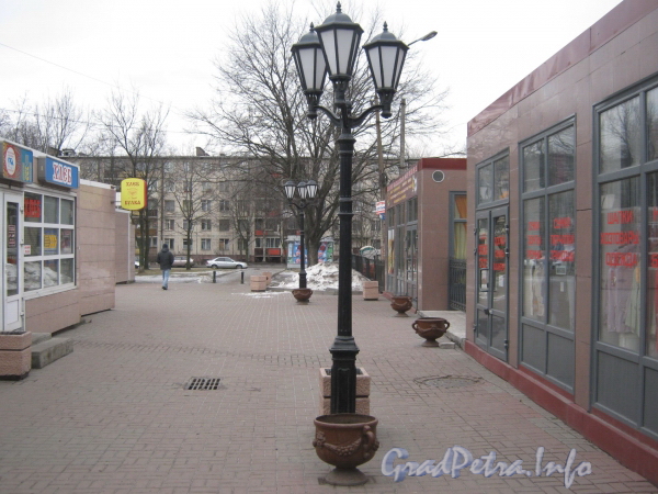 Витебский пр., дом 47. Площадь перед зданием ж/д касс и торговыми павильонами. Фото апрель 2012 г.