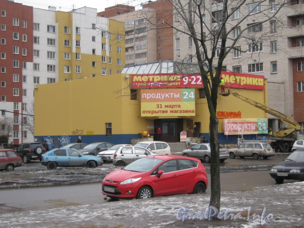 Ленинский пр., дом 95 корпус 1. Смена вывески на здании. Фото март 2012 г.