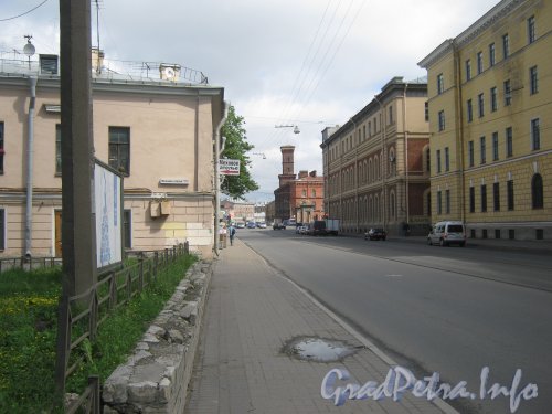 Старо-Петергофский пр. перед домом 3-5 (слева). перспектива в сторону пл. Репина. Фото июнь 2012 г.