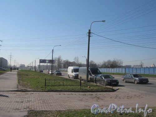 Дунайский пр. Пешеходная часть нечётной стороны в сторону Пулковского шоссе. Фото май 2012 г.