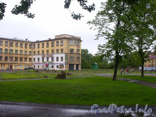 Московский пр., дом 82. Участок Смоленского сквера до строительства жилого дома. Фото июнь 2004 года.