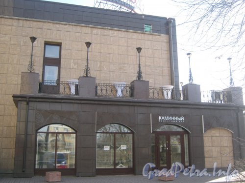 Пр. Юрия Гагарина, дом 14 корпус 1. Вид на Каминный банкетный зал ресторана со стороны дома 12 корпус 1. Фото апрель 2012 г.