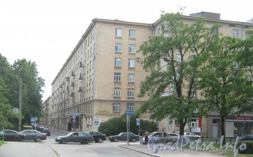 Пр. Юрия Гагарина, дом 37 (в центре), часть дома 18 по ул. Типанова (справа) и проезд параллельно пр. Юрия Гагарина (слева). Вид с ул. Типанова. Фото июль 2012 г. 