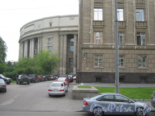 Московский пр., дом 212. Общий вид здания с ул. Типанова. Фото июль 2012 г.