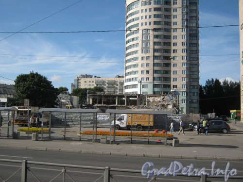 Снос здания для строительства перехватывающей парковки у метро «Гражданский проспект». Фото 21 июля 2012 г.