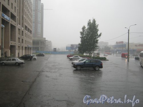 Дождь на автостоянке перед гостиницей. Вид в сторону ул. Руднева. Фото 7 августа 2012 г.
