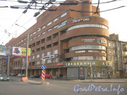 Пр. Юрия Гагарина, дом 1. Общий вид здания с Благодатной ул. Фото апрель 2012 г.